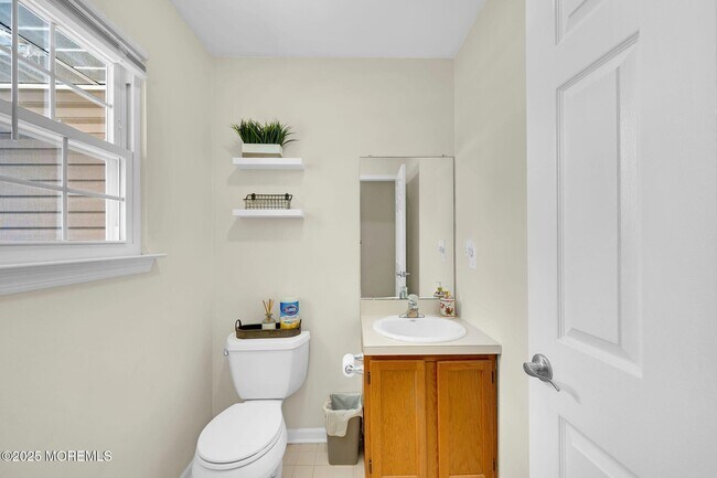 Building Photo - 33 S Pointe Cir