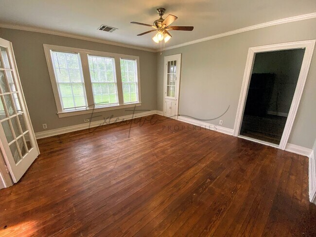 Building Photo - 2-Bedroom House with Bonus Space Near Downtown Lake Charles