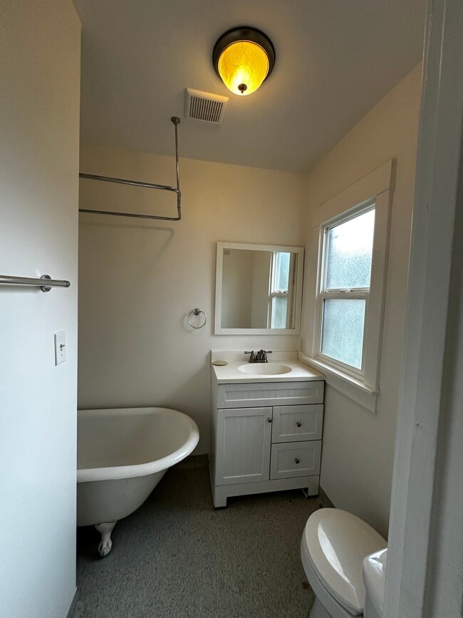 Building Photo - 115 Trinity St