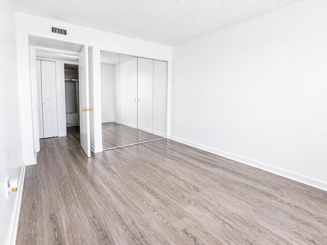 Building Photo - 9682 Fontainebleau Blvd