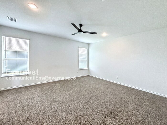 Building Photo - 2115 Hornbeam St