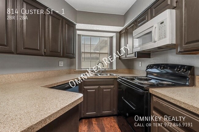 Building Photo - 814 Custer St