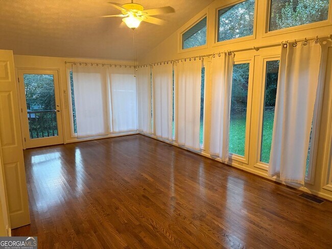 Building Photo - 2022 Woodbine Terrace NE