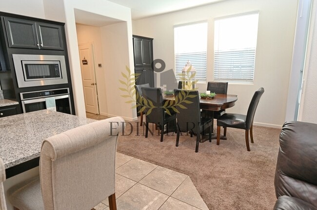 Building Photo - 893 Fir St W