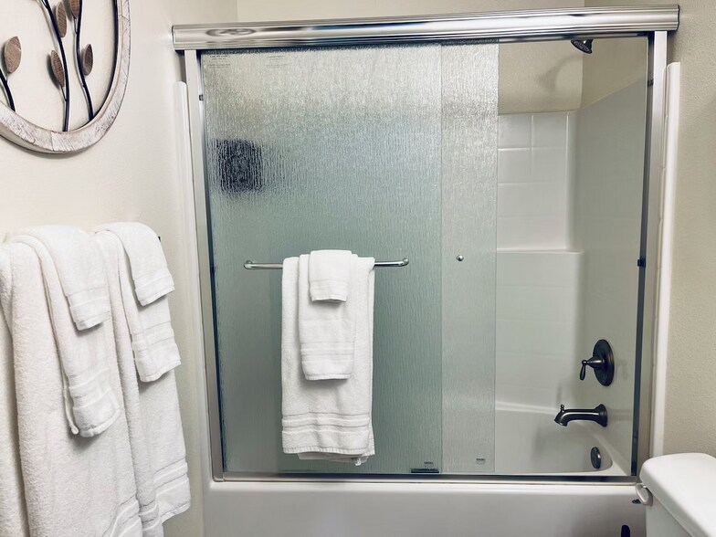 Ensuite bathroom for primary complete with walk-in closet - 1200 Olney Ave SE