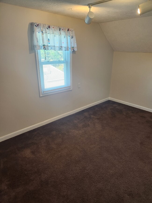 Building Photo - 168 Main St