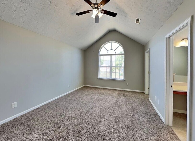 Building Photo - 2621 Fairstone Ave
