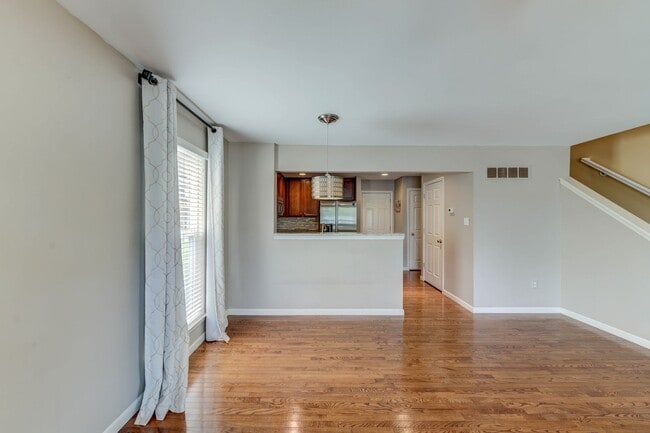 Building Photo - Gorgeous Updated 3 Bed 2.5 Bath Home w/2 C...