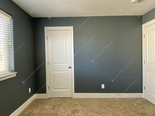 Building Photo - SW Bend Home Close to Old Mill & Deschutes River Trail