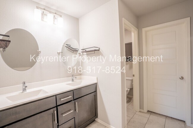 Building Photo - 4 bed/2 bath!