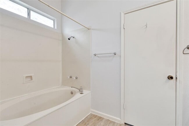Building Photo - 2103 Castle View Dr