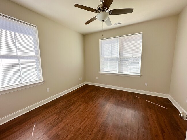 Building Photo - 704 Moore St