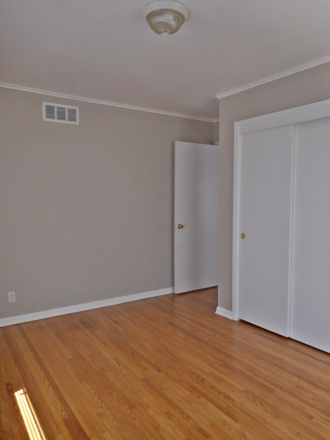 Building Photo - 3 Bed, 1.5 Bath Fenced Pets Allowed