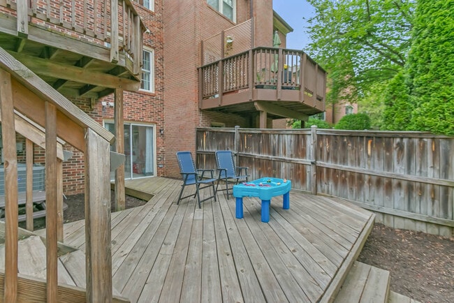 Building Photo - 2883 Sutton Oaks Ln