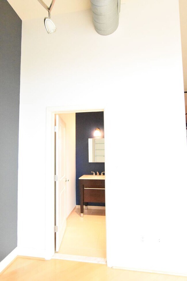 Building Photo - Chic, Contemporary 1 BD 1.5 BA Condo in the Mount Pleasant neighborhood of NW DC!!