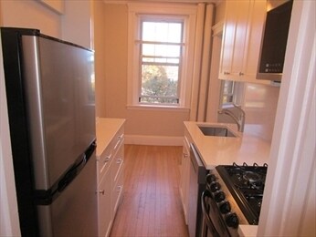 Primary Photo - 122 Riverway