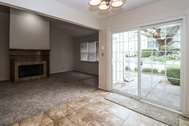 Building Photo - Lovely South Tulsa location close to shopping and restaurants