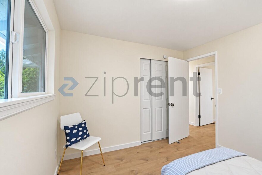 Building Photo - Unit