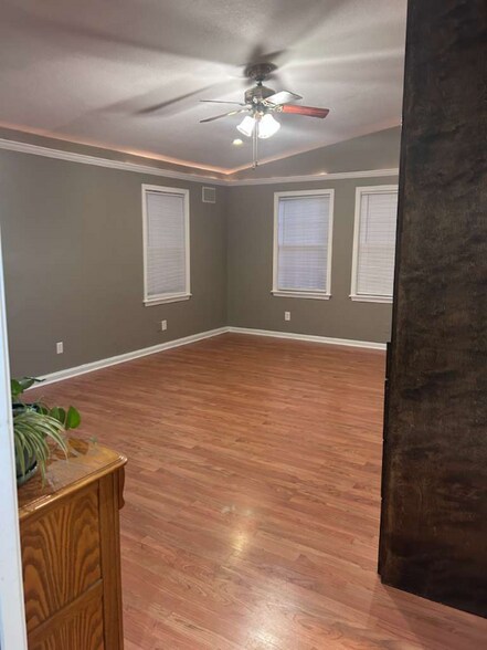 Building Photo - 215 W 89th St