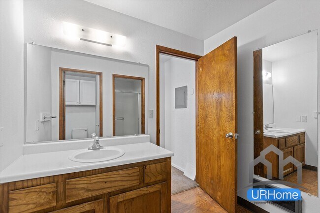 Building Photo - First Month FREE! Spacious 2BD/1.5BA Townhome in SE Portland - Move-In Ready