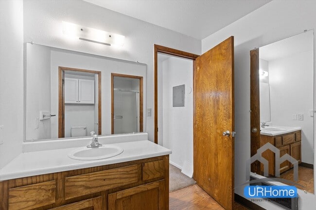 Building Photo - Welcome home to Fernhill Townhomes in Southeast Portland!