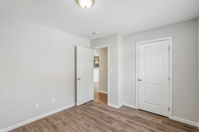 Building Photo - 2100 Paris Rd