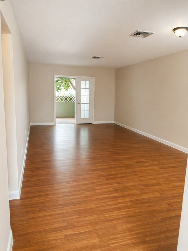 Building Photo - 4317-4317 Cocoanut Rd