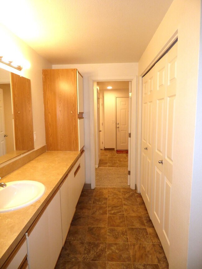 Building Photo - Rent Special: FREE June's Rent - 2 Bedroom 1 Bath Unit NE Salem!