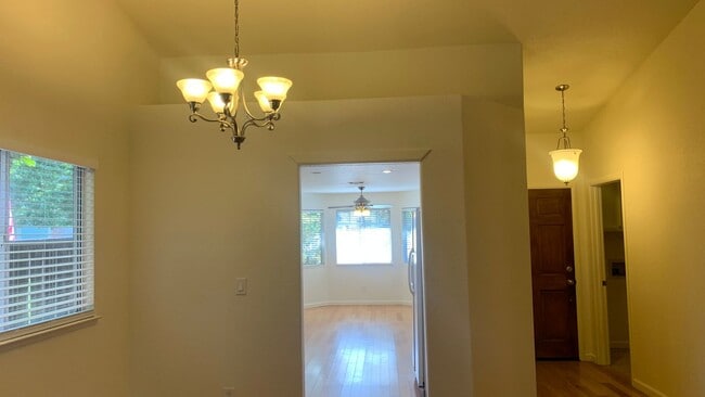 Building Photo - Adorable well maintained 3 bedroom 2 bath ...