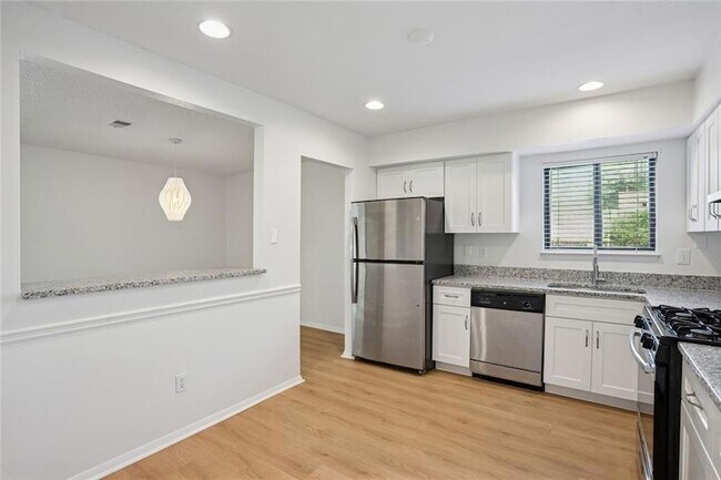 Building Photo - 2035 Powers Ferry Trce SE