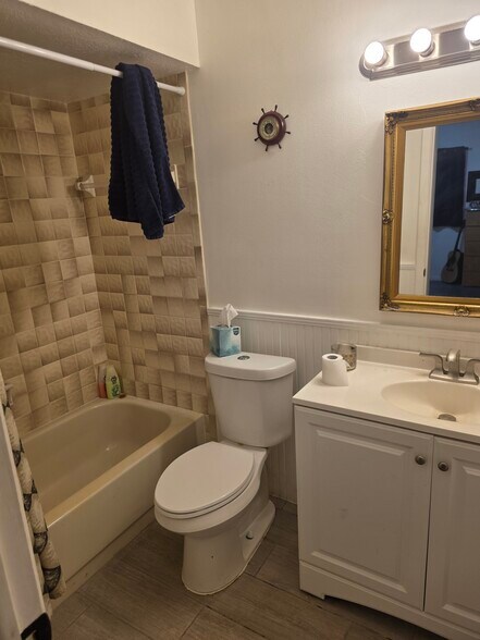 Building Photo - 10501 Lake Vista Dr