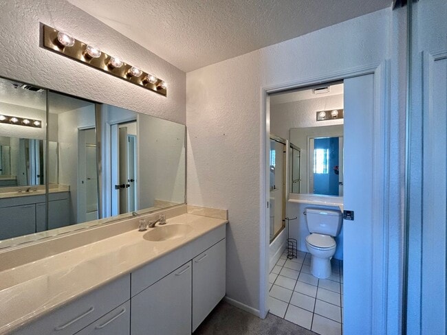 Building Photo - 2601 S Broadmoor Dr