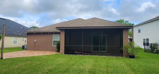 Building Photo - Serene Home on golf Course with Large Screened Patio