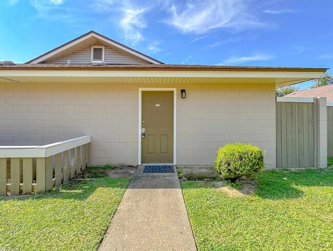Building Photo - 2241 W Pensacola St