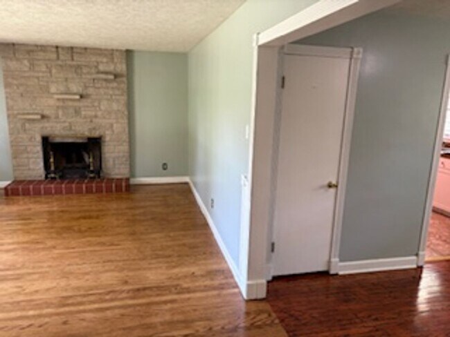 Building Photo - 2 Bedroom 1 Bathroom Home Available Soon