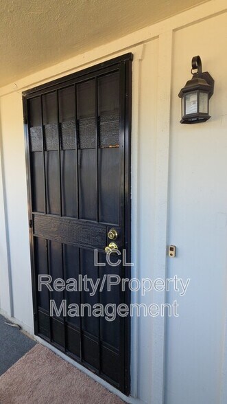 Building Photo - 27131 Pinehurst Rd