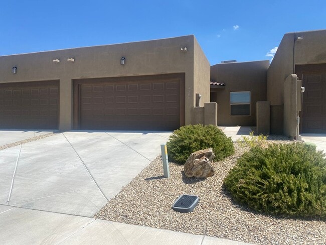 Building Photo - Cute Townhome in Gated Community Pueblos at Alameda Ranch