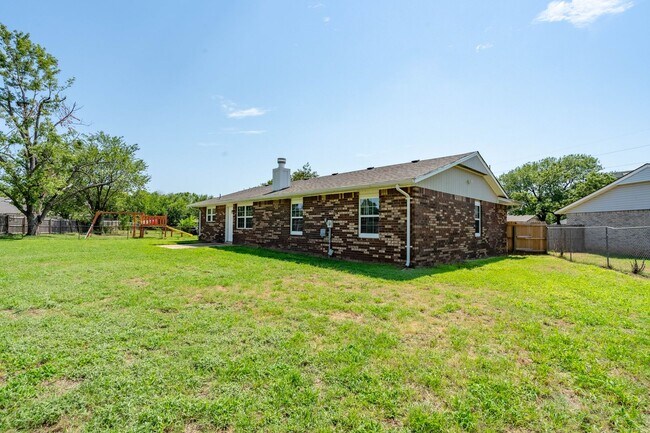Building Photo - 3 Bed | 1 Bath in West Tulsa!