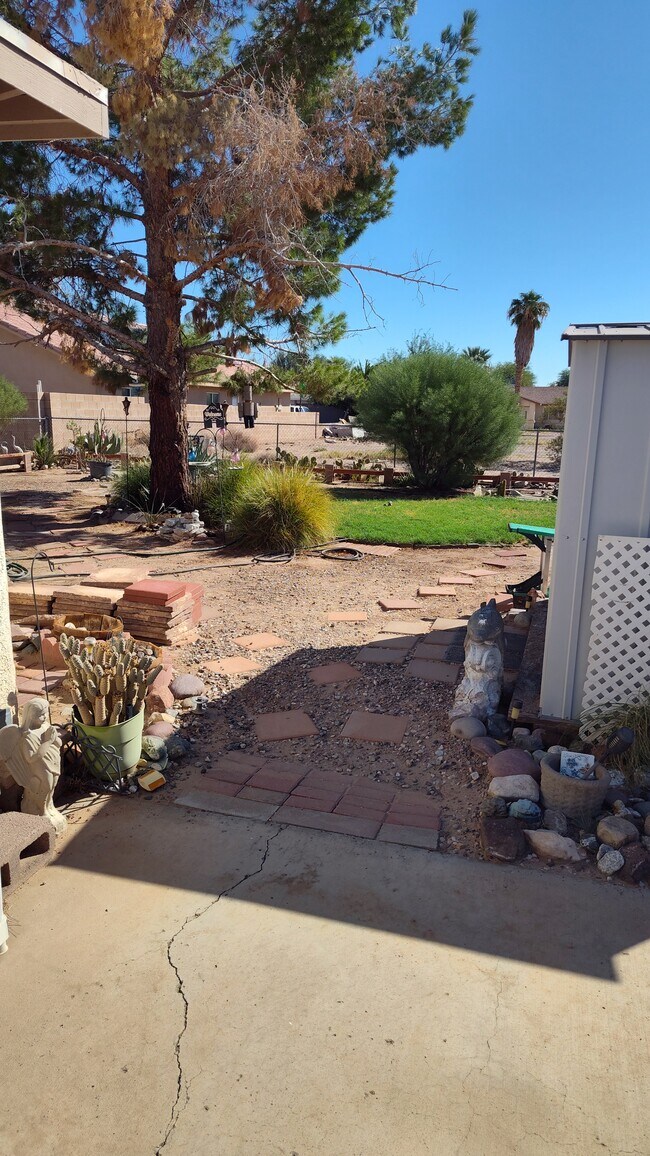 Building Photo - 9944 Needles Dr