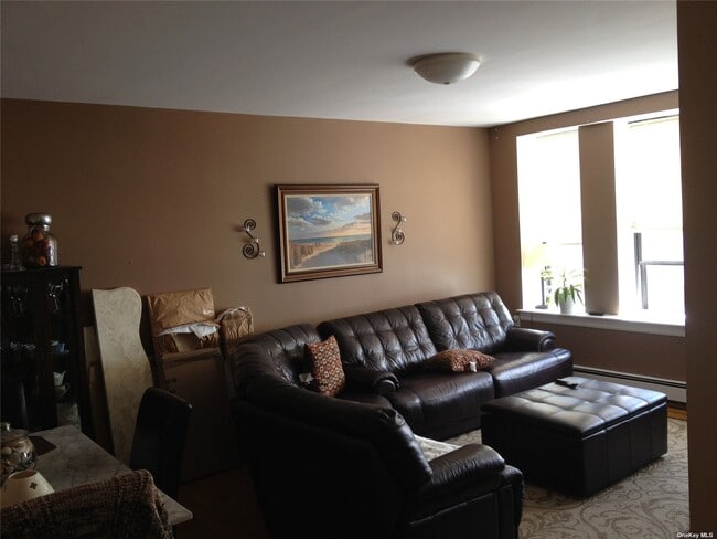 Building Photo - 25 W Broadway