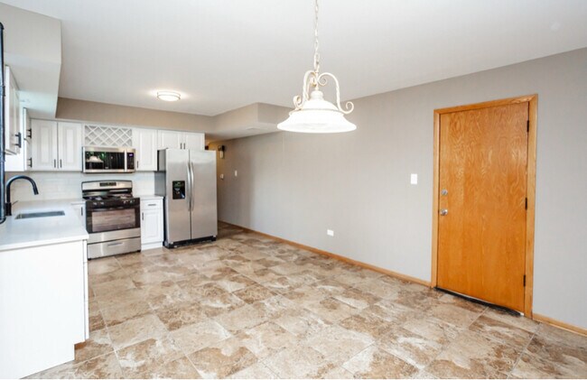 Building Photo - 7840 Cronin Ave