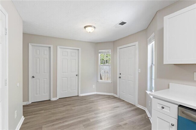 Building Photo - 3228 Diamond Blf