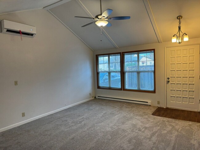 Building Photo - Cozy 2 bedroom 1 bathroom duplex in Eugene!