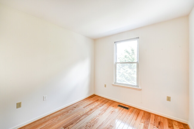 Building Photo - Two Level Two Bedroom Two Bath with Privat...
