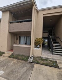 Building Photo - Centrally located, yet secluded 2 bedroom condo in the heart of Orlando for Rent