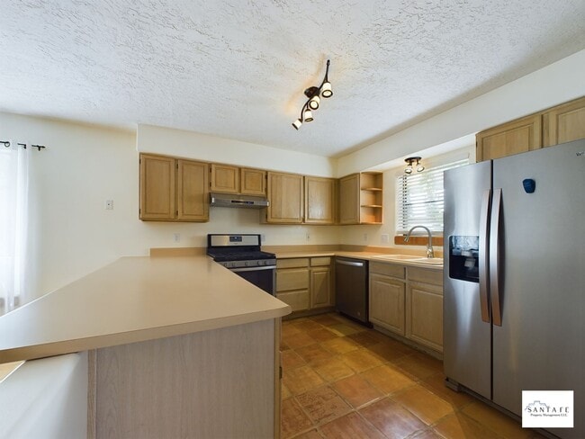 Building Photo - Single Level, single family home Available Now!