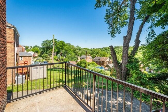 Building Photo - AVAILABLE JULY 1ST!! Don't miss this STUNNING 3 bedroom!