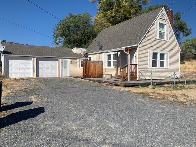 Primary Photo - 1744 Laurel St
