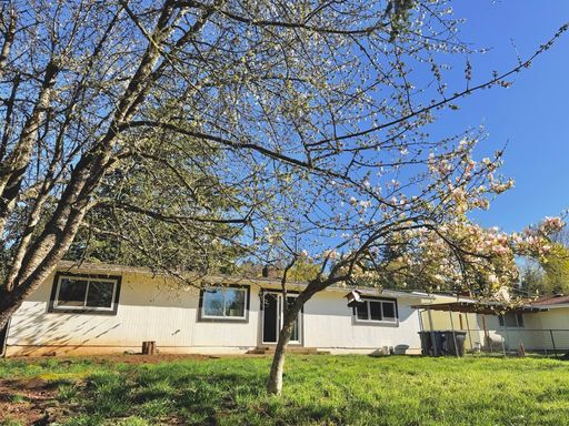 Building Photo - Charming 4BR Home with Huge Yard - W/D and Garage