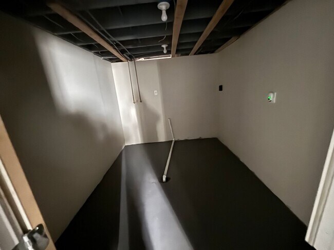 Building Photo - Section 8 welcome